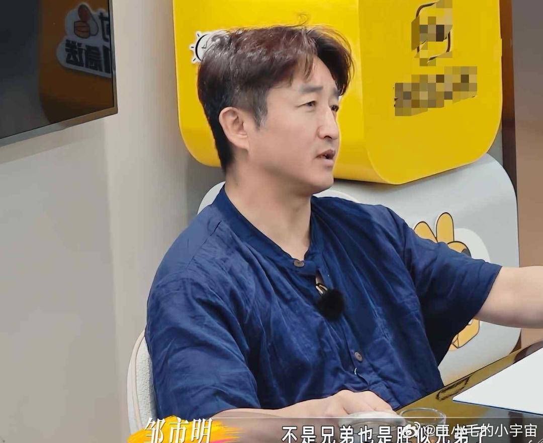 冉莹颖拿着笔和纸要和邹市明谈AA制生活，但她不知道怎么开口，邹市明看穿了她的心思