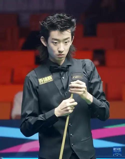 吴宜泽成为第5位晋级斯诺克世锦赛四强的中国选手。
2006-傅家俊-四强
201