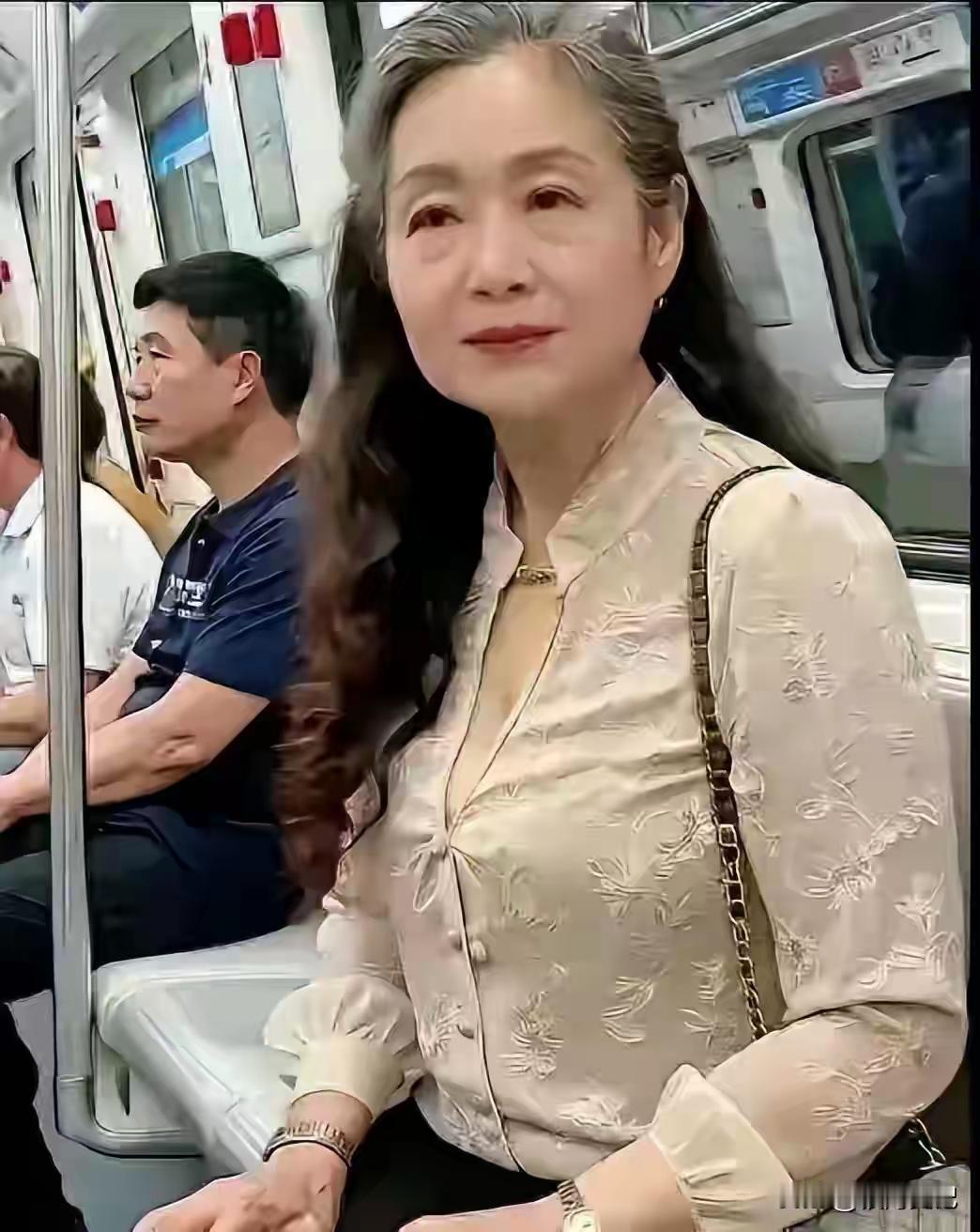 其实无论多大年纪的女人，不一定要露才能吸引别人，气质，谈吐，等等都可以调整一下！