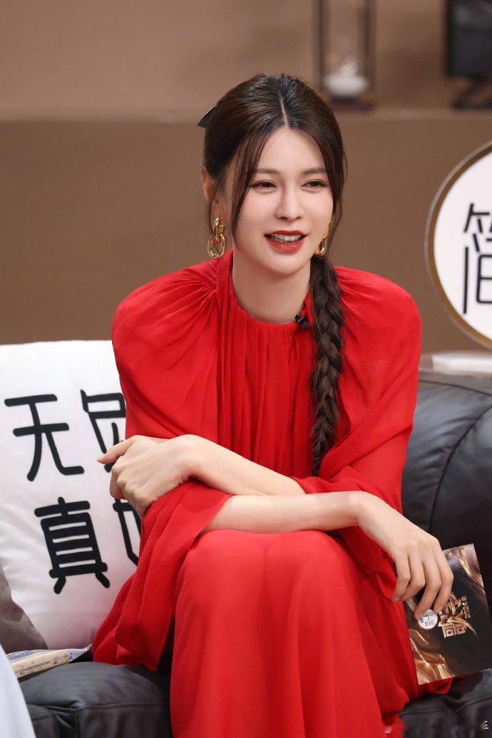 #沈梦辰麻花辫# 沈梦辰在《歌手2024》上的麻花辫造型实在惊艳，将她的美丽与温