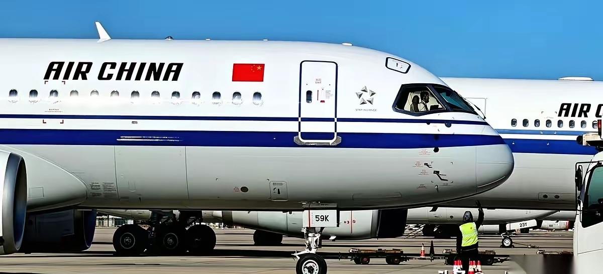 国产大飞机C919，1月份到现在，一架没交。
但就在昨天，全国的天空上，它的身影