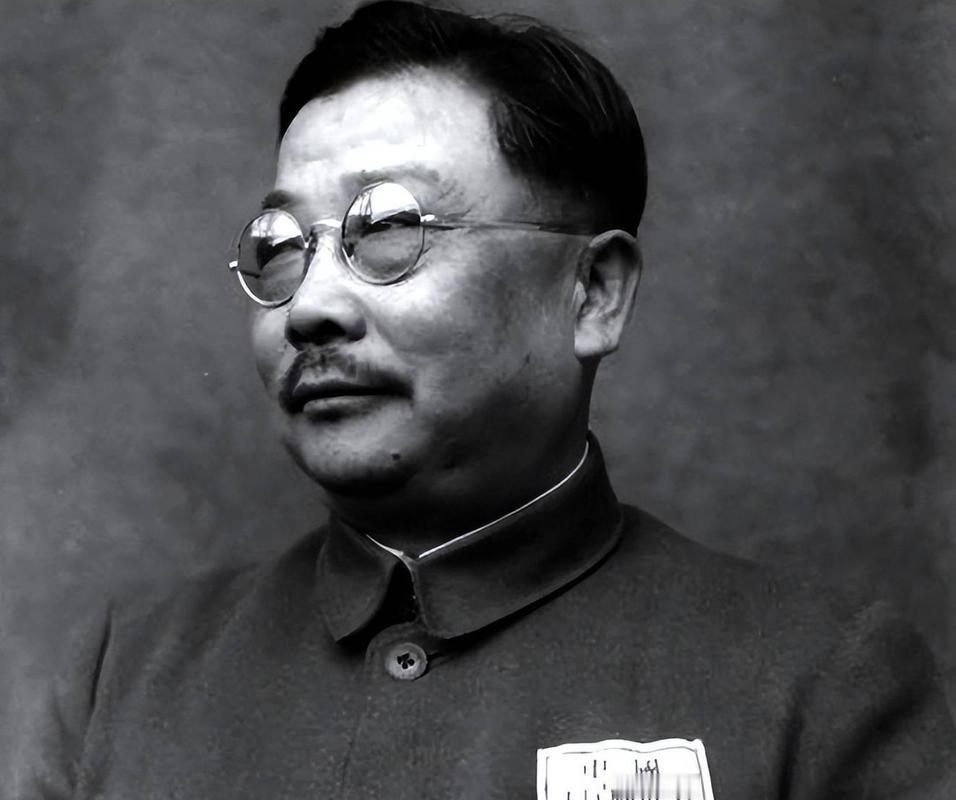 1949年，李克农进毛主席房间看了看床底，脸色大变拔枪就冲向寺庙！

1949年