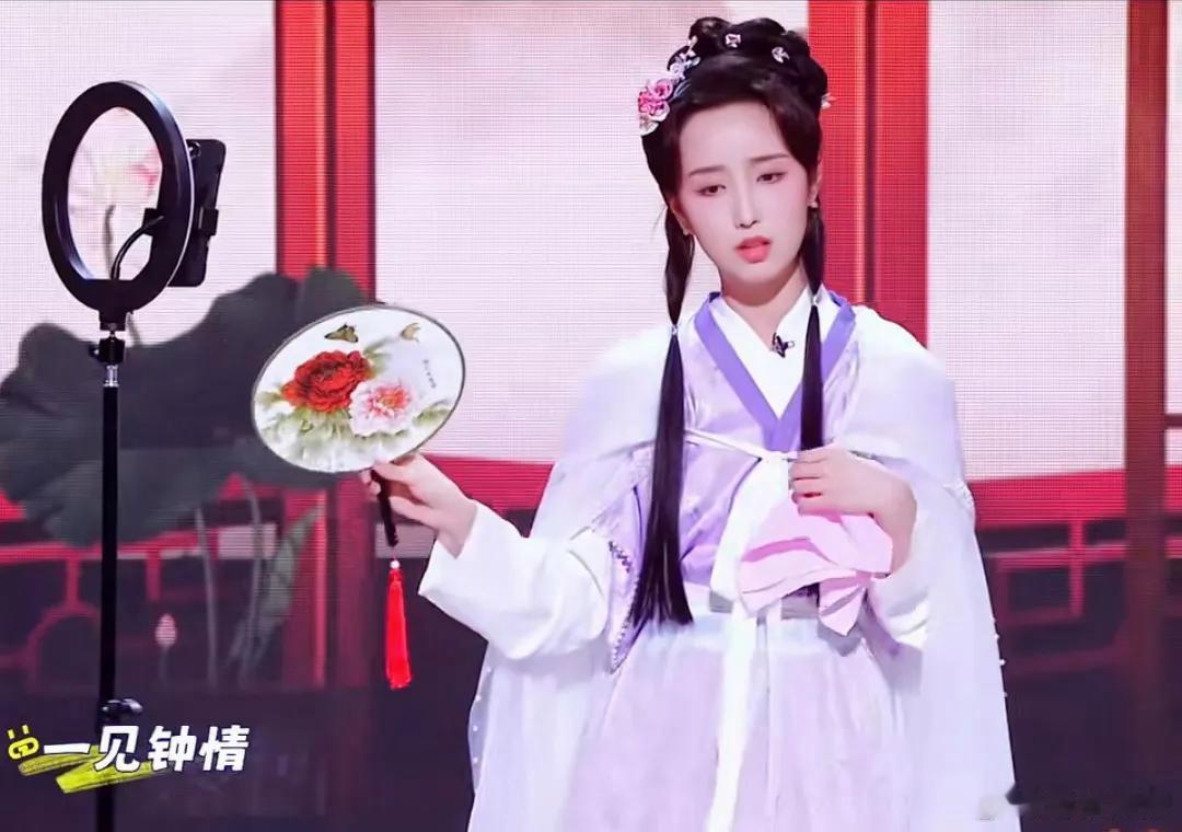 我居然刷到黛玉直播了！！！感觉这是除了陈晓旭外最像的黛玉了！如果黛玉这么不内耗，