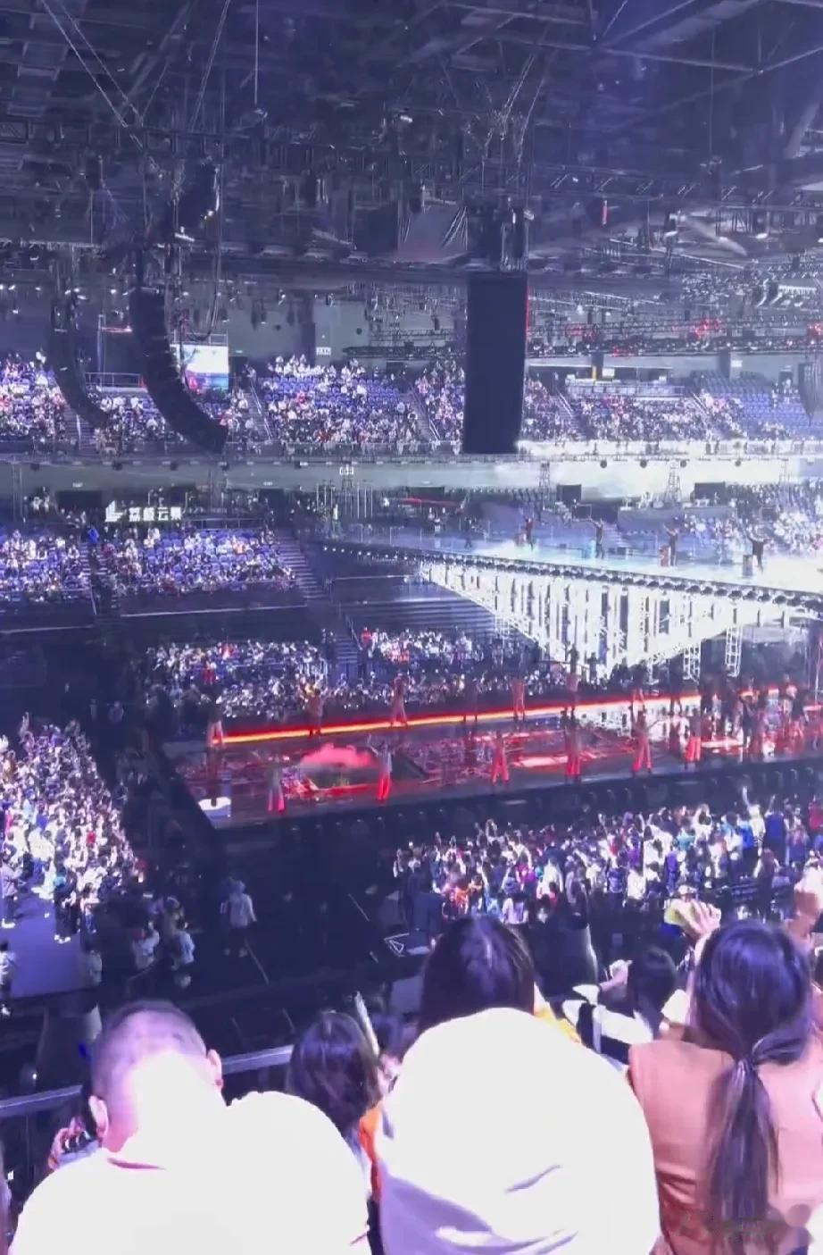 TFBOYS“十年之约”演唱会，刷新了谁的下限？

几天前的西安大唐不夜城人山人