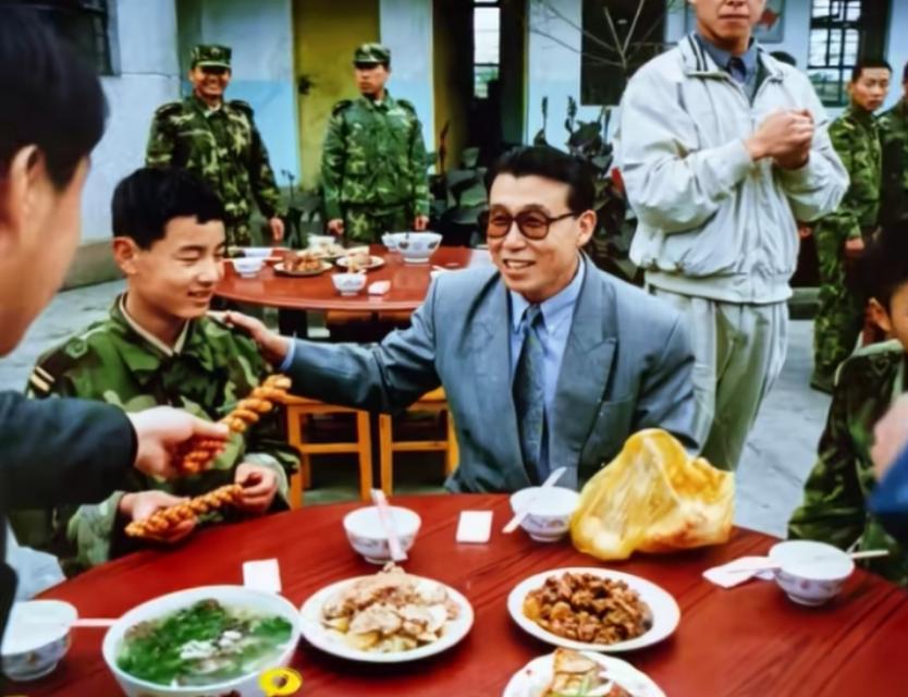 1988年3月，云南省委书记令狐安在老山和扫雷二队官兵同进午餐的老照片。老山地区