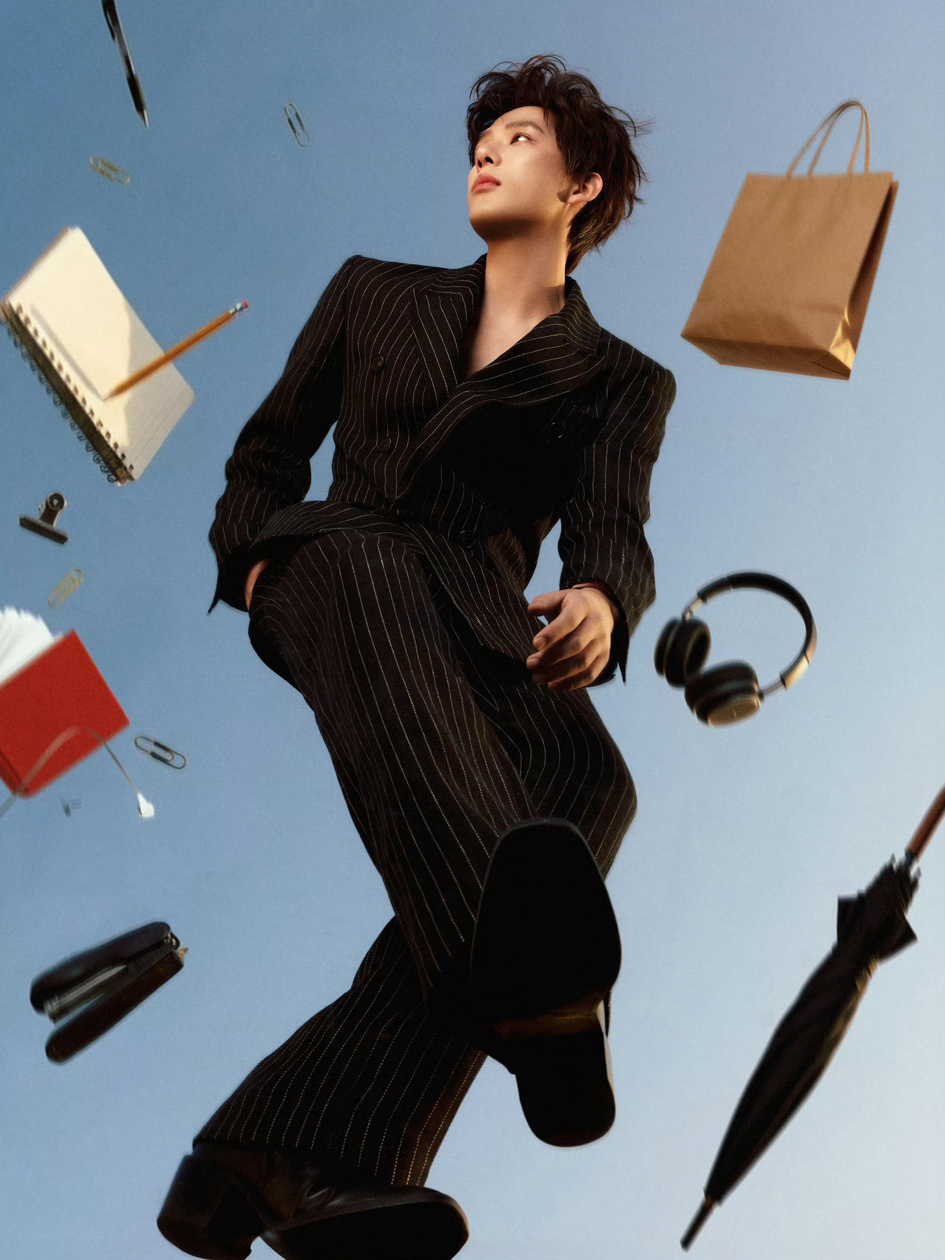 王安宇条纹西装王安宇仿佛被世界按下暂停键⏸️ 直接悬浮在空中也太绝了！画面创意拉