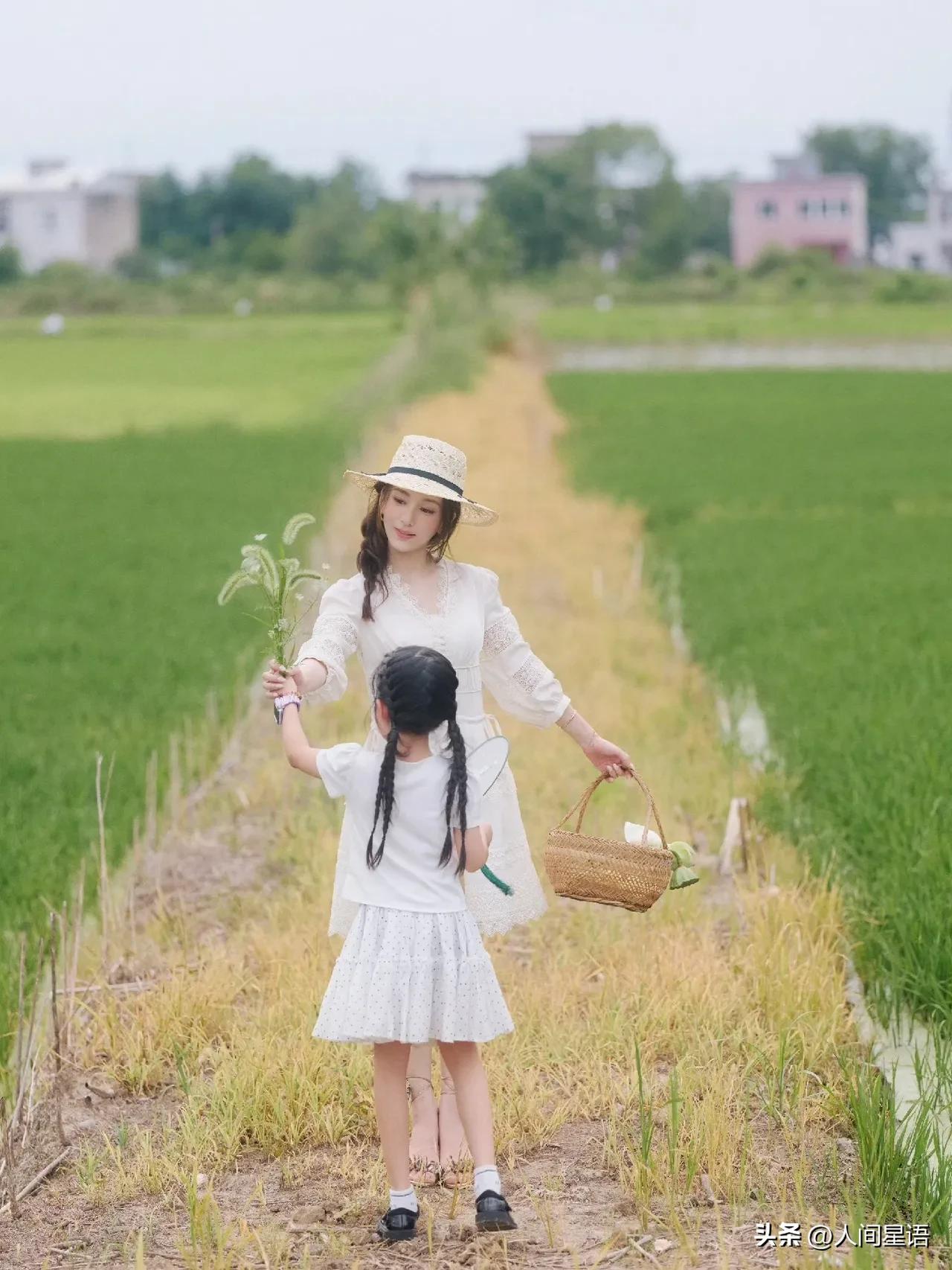 方媛又带着两个女儿回到安徽老家，在熟悉的乡间田野拍下合影。

这些年，方媛回娘家