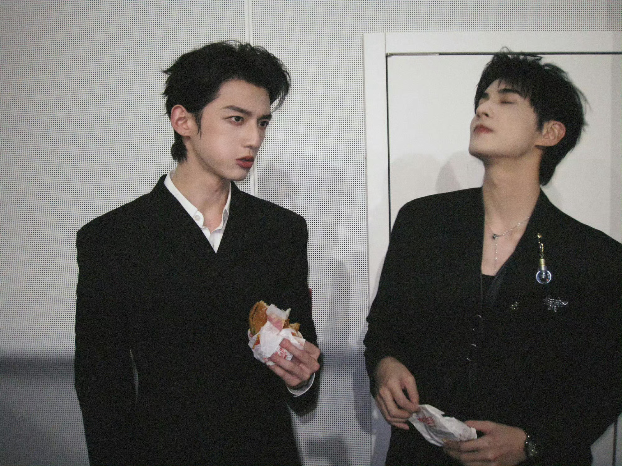 古子成 拍完你的拍你的古子成在星光大赏后台也太忙啦，跟谁都能搭着拍照！《来战》三