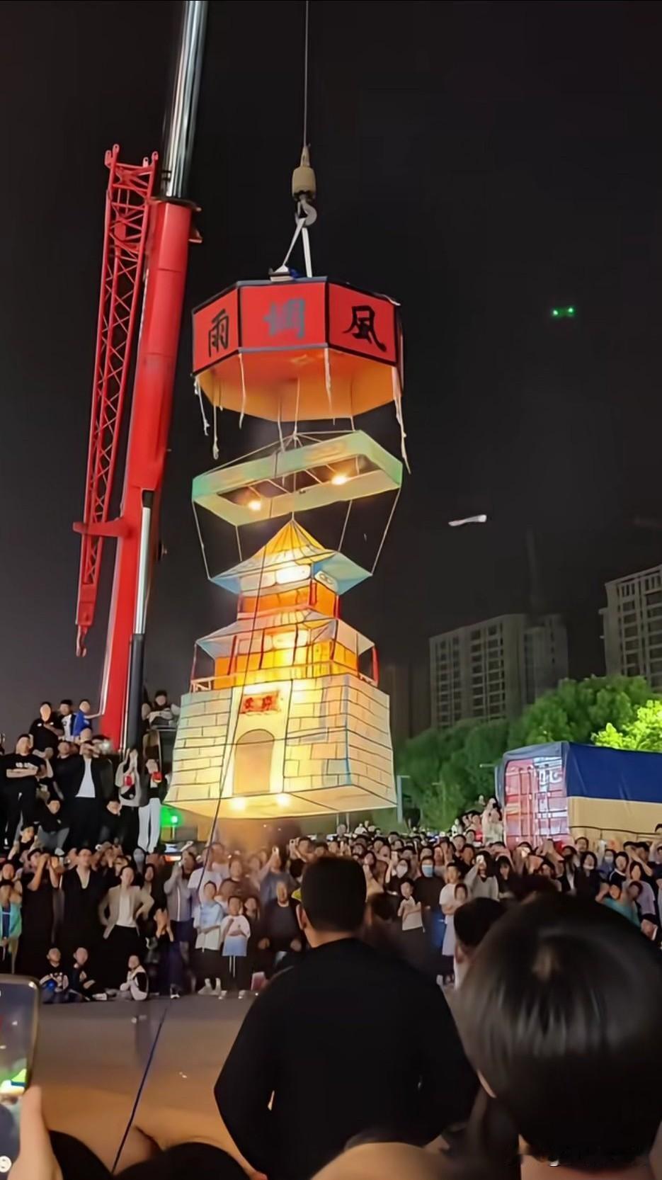 小时候，生活在河北省沧州市黄骅市的常郭村，村里每到冬天，人们会自制鞭炮和花，正月