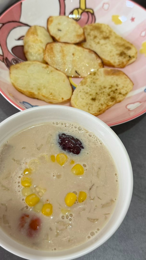 前天吃了菌子然后去喝酒 结果昨天难受了一天 吃了碗饵丝全吐了八点就上床睡觉 结果