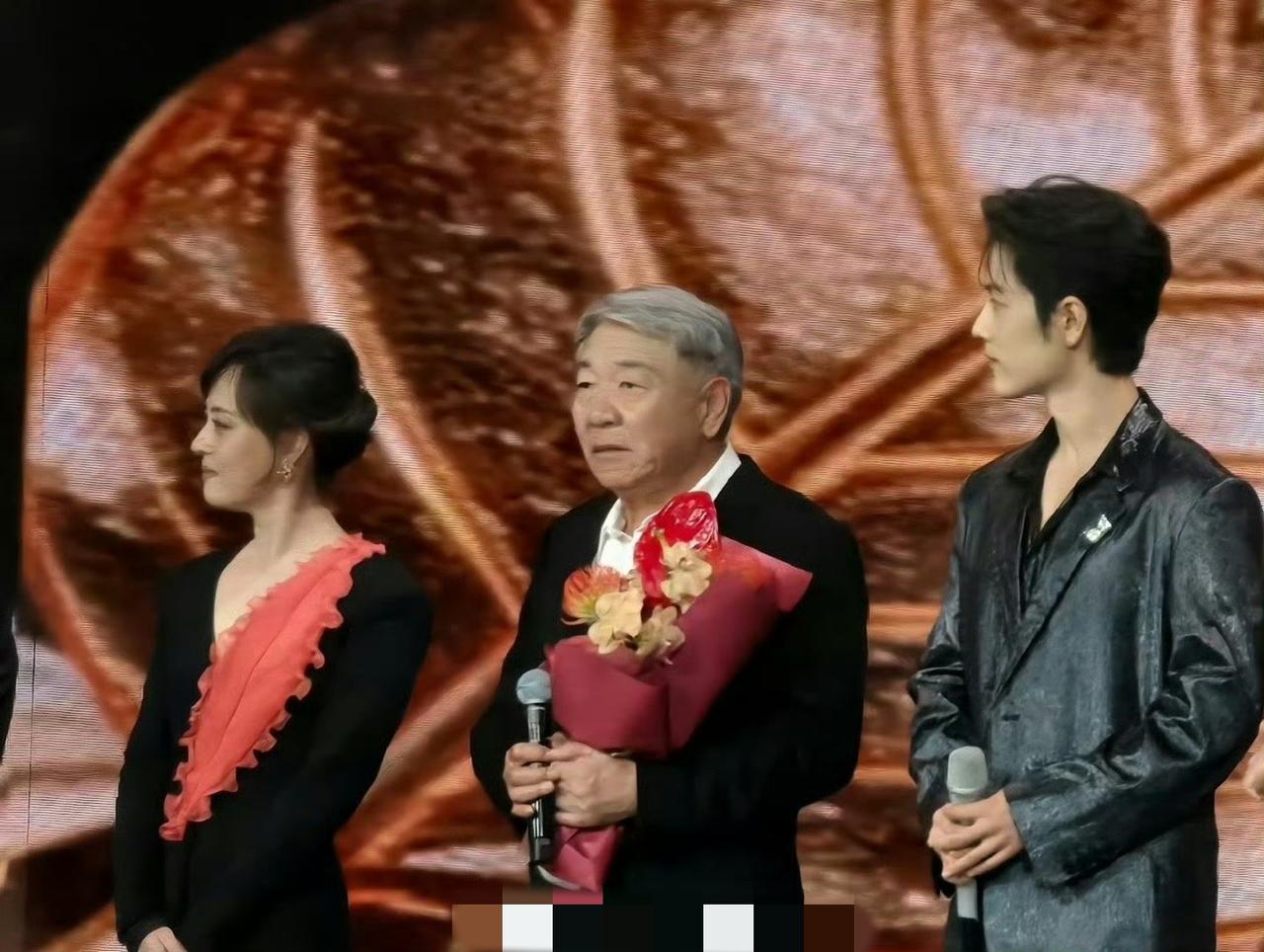 自从昨晚肖战、孙俪拿下SMG视帝视后，杨幂、杨紫粉丝都不淡定了！[笑哭]

疯狂