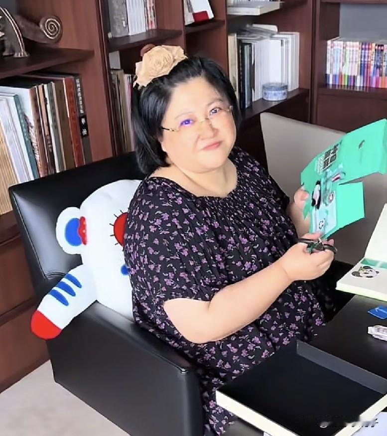 胡老师刚从成都回来，身材和穿搭被狠狠吐槽了，都觉得高攀了，配不上铁兜。

一回来