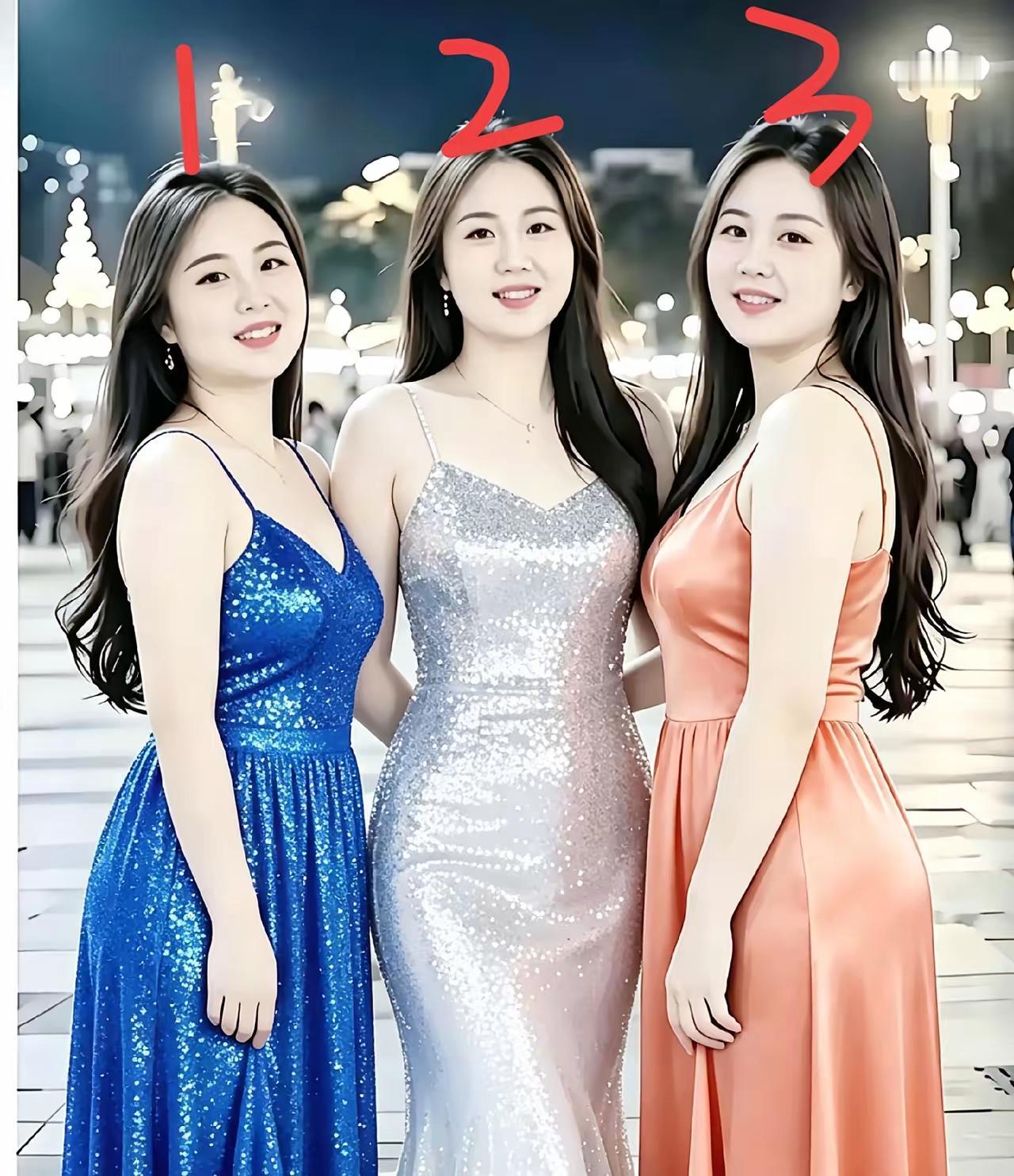 ​考考大家眼力，能一眼分清哪位是妈妈，哪两位是女儿吗？
母女站在一起气质相近，神