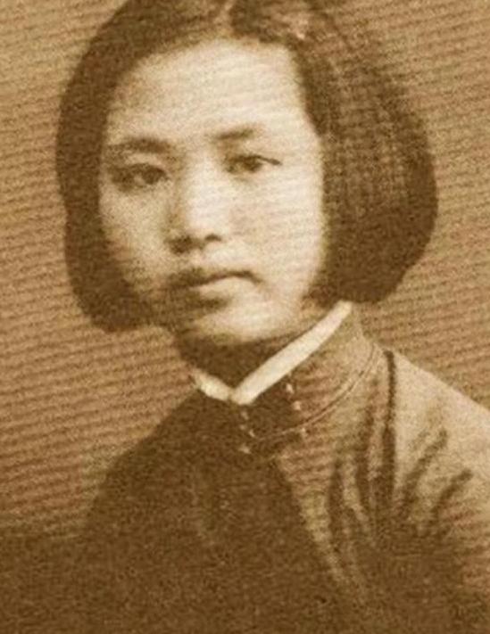 1942年，怀孕的楚青到上海执行任务，期间去投奔父亲詹克明，并在10月生下了一个