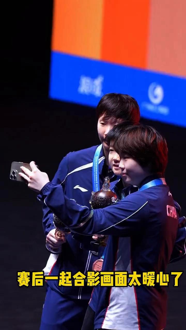 赛后一起合影画面太暖心了。
恭喜孙颖莎夺得首个亚洲杯冠军，苦战7局4比3险胜王曼