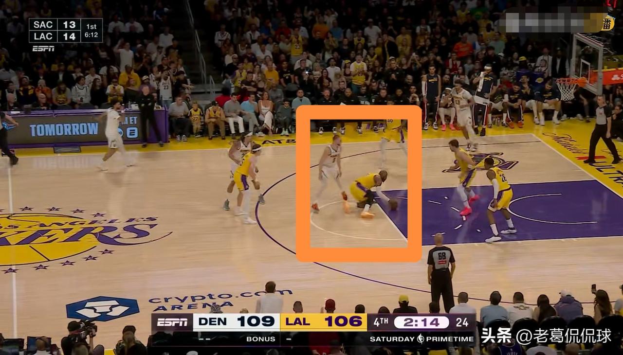 湖人老将詹姆斯真是让人热泪盈眶！在今天湖人主场迎战掘金的比赛中，当时比赛进行到了