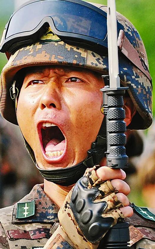 方圆天地，为头条联友对联；
剑一把，酒一壶，剑啸龙吟闯江湖，
心一颗，血一腔，雷