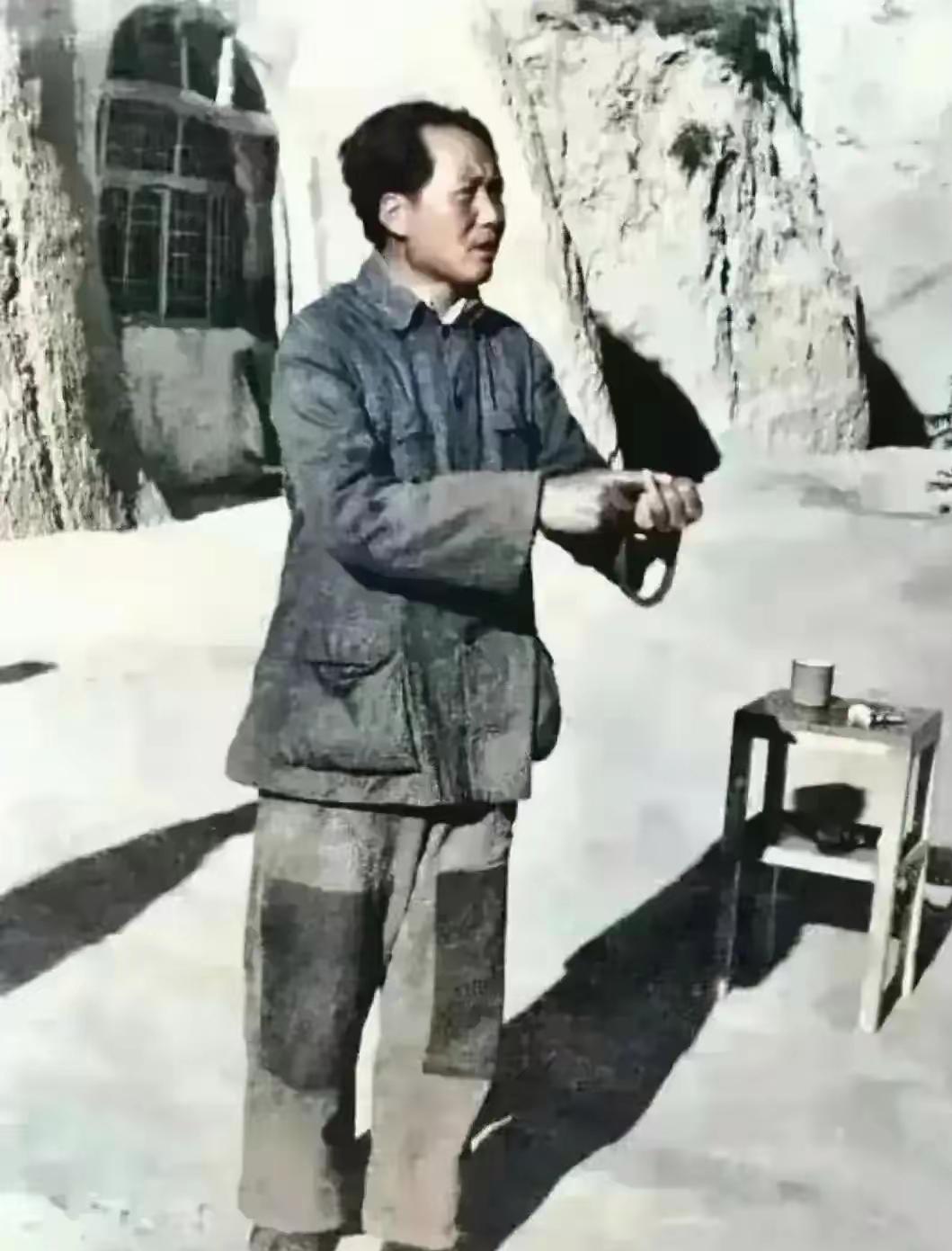 您这一路，何苦如此执着！
 
您这一路，何苦如此执着！每当翻开历史的老照片，凝视