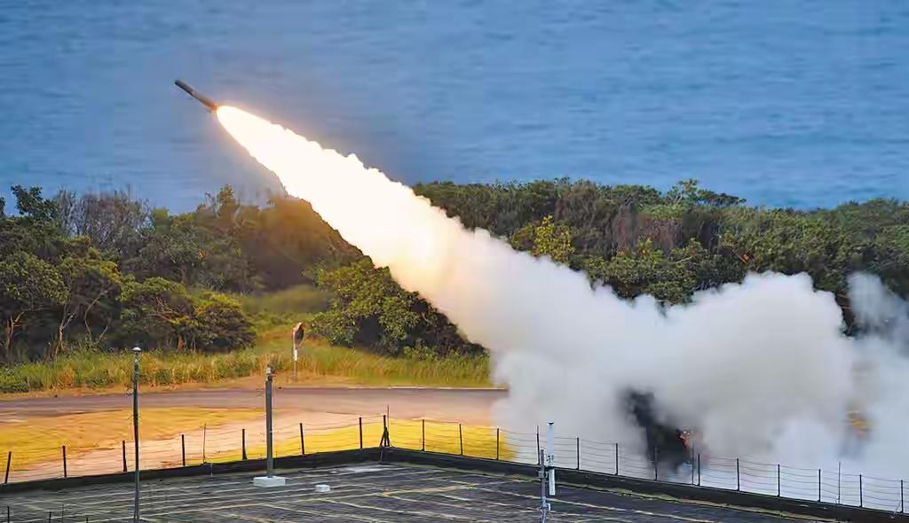 面对美国又一次抛出史上对台最大军售，中方亮明强硬态度和坚定立场。尽管在台湾问题彻