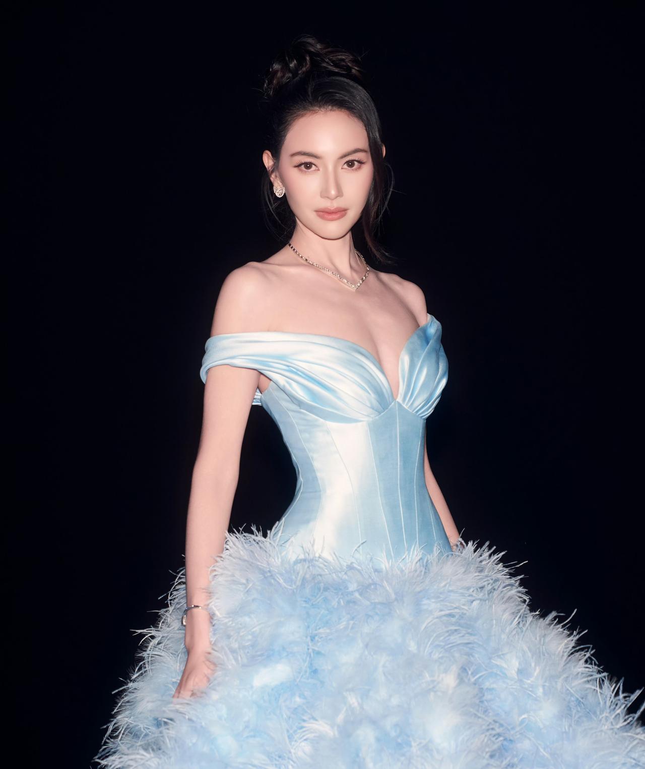 泰式美人黛薇卡！浅蓝羽毛公主裙，温柔又有气场