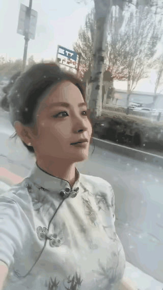 女生坐在男友电动车后座

路面一马平川

也没半点堵车

男友却跟踩了缝纫机似的