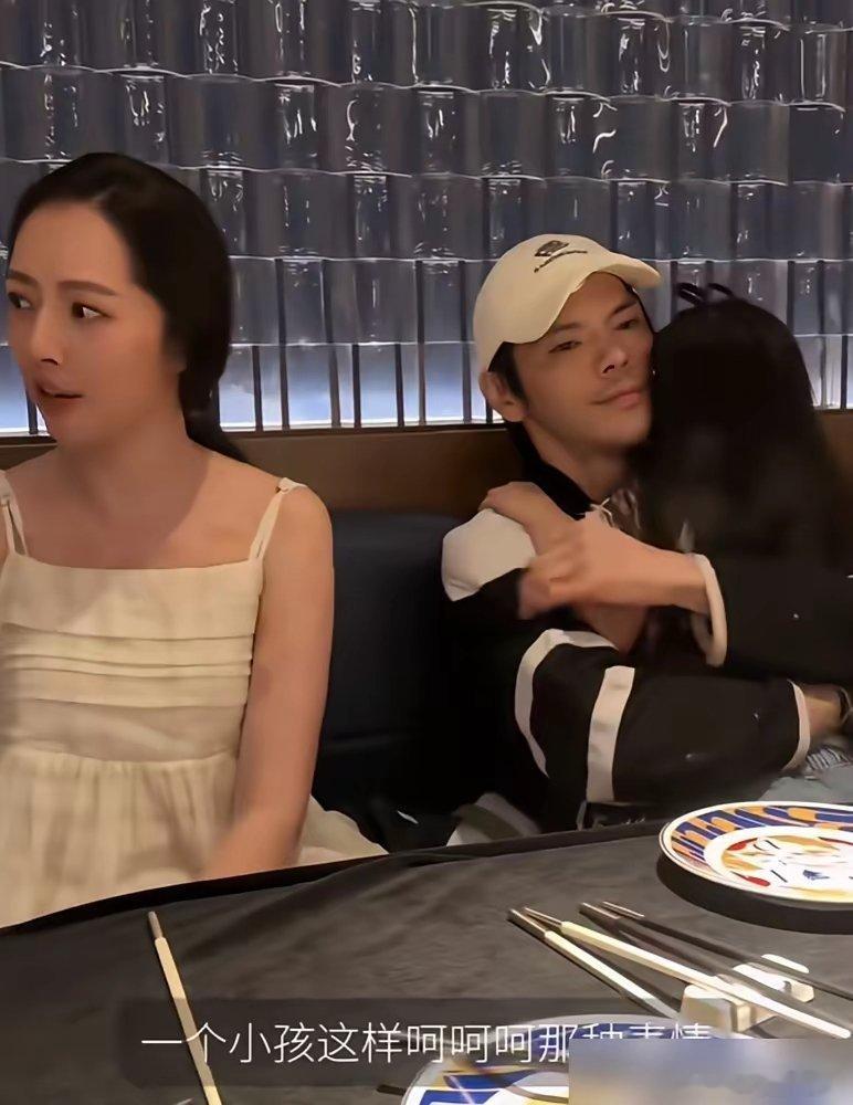 郭碧婷吐槽女儿不要妈，我一开始还不信，直到看到这张游乐场照片。向佐全程像个挂件一