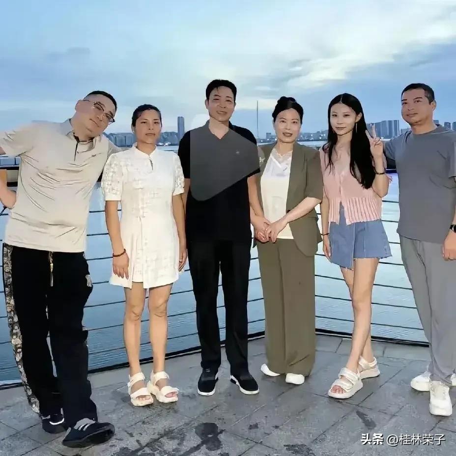 人生
有得也有失，
得之庆幸，
失之也别怨命。

我们都是旅途的过客，
是宇宙里