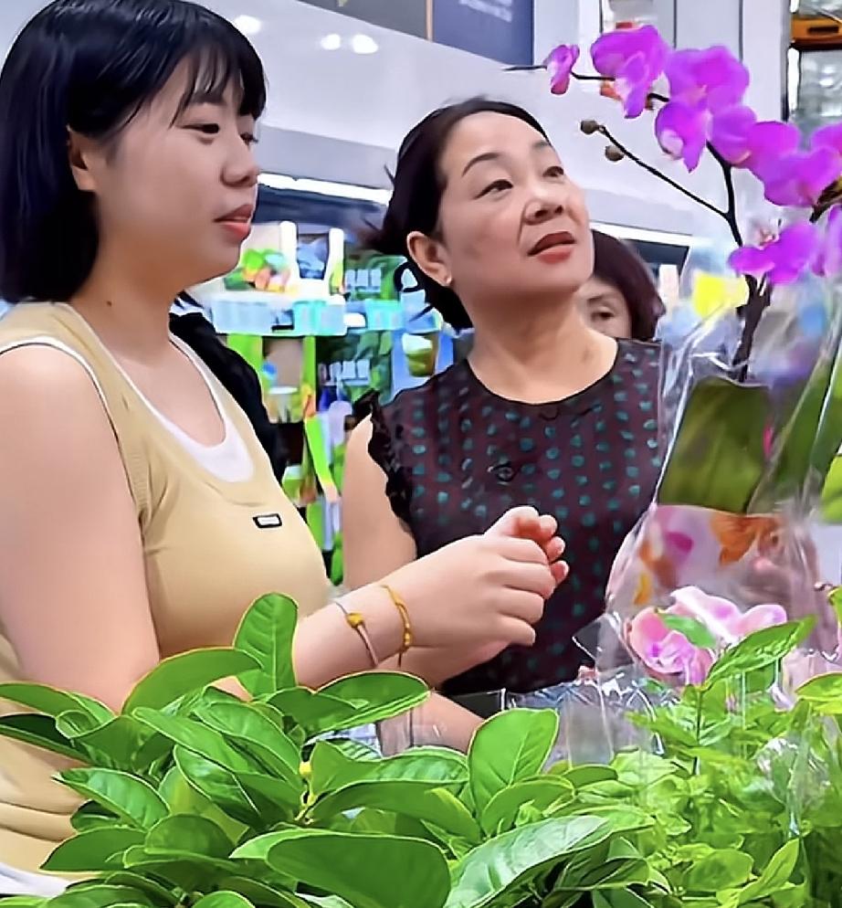 被厉怀远小妹3三水一番话治愈！
今天三水带着妈妈去逛花市了，不为别的只为心疼善良