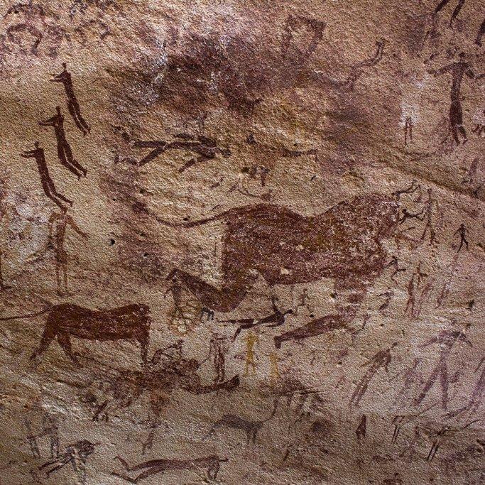 人类与一个巨大的黄色无头生物互动；约公元前6000-5500年。埃及野兽洞。研究