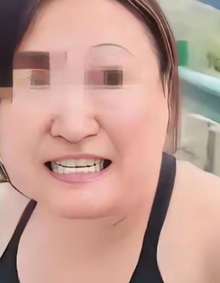镇上都说刘娟是“悍妇级”狠角色，前夫老实得像面团，十年间挨打挨骂照单全收。忍到极