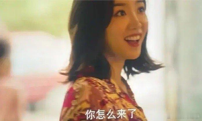 庄国栋送马卡龙给韩樱，是因为看到玫瑰的指甲颜色，跟马卡龙一样，其实想借机会给玫瑰