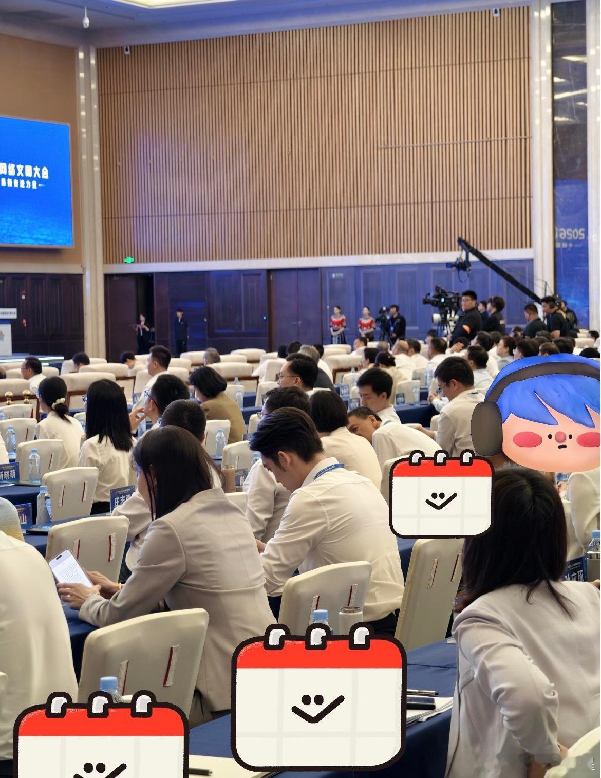 有一种帅叫于适于适现身中国网络文明大会于适大背头白衬衫造型