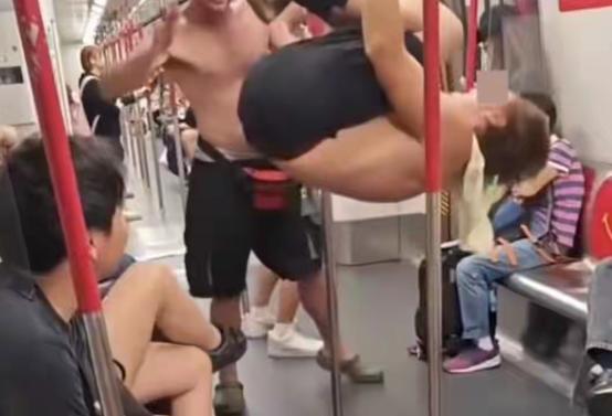 继外籍男子与女子在港铁内上演“活春宫”无人制止之后，一群赤裸上身外籍男子又在港铁