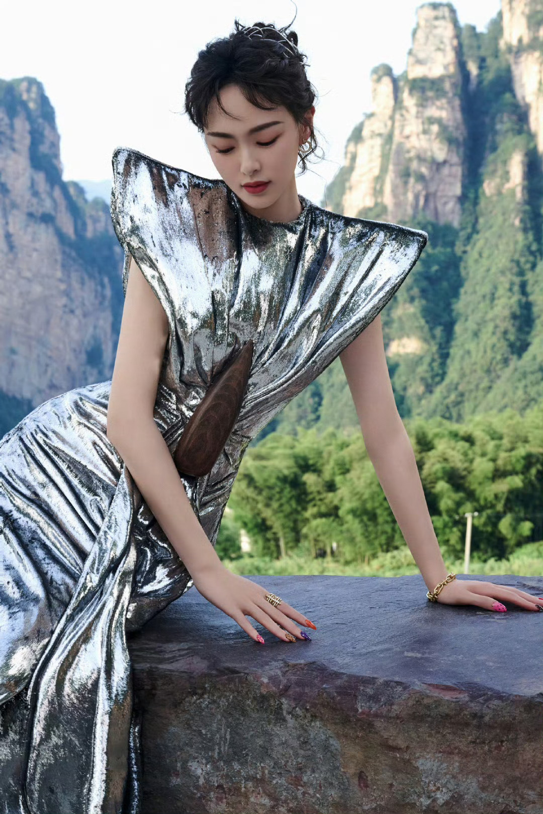 唐嫣在泼墨的山水画间唐嫣油彩画在泼墨的山水画间，有美丽女子 ​​​