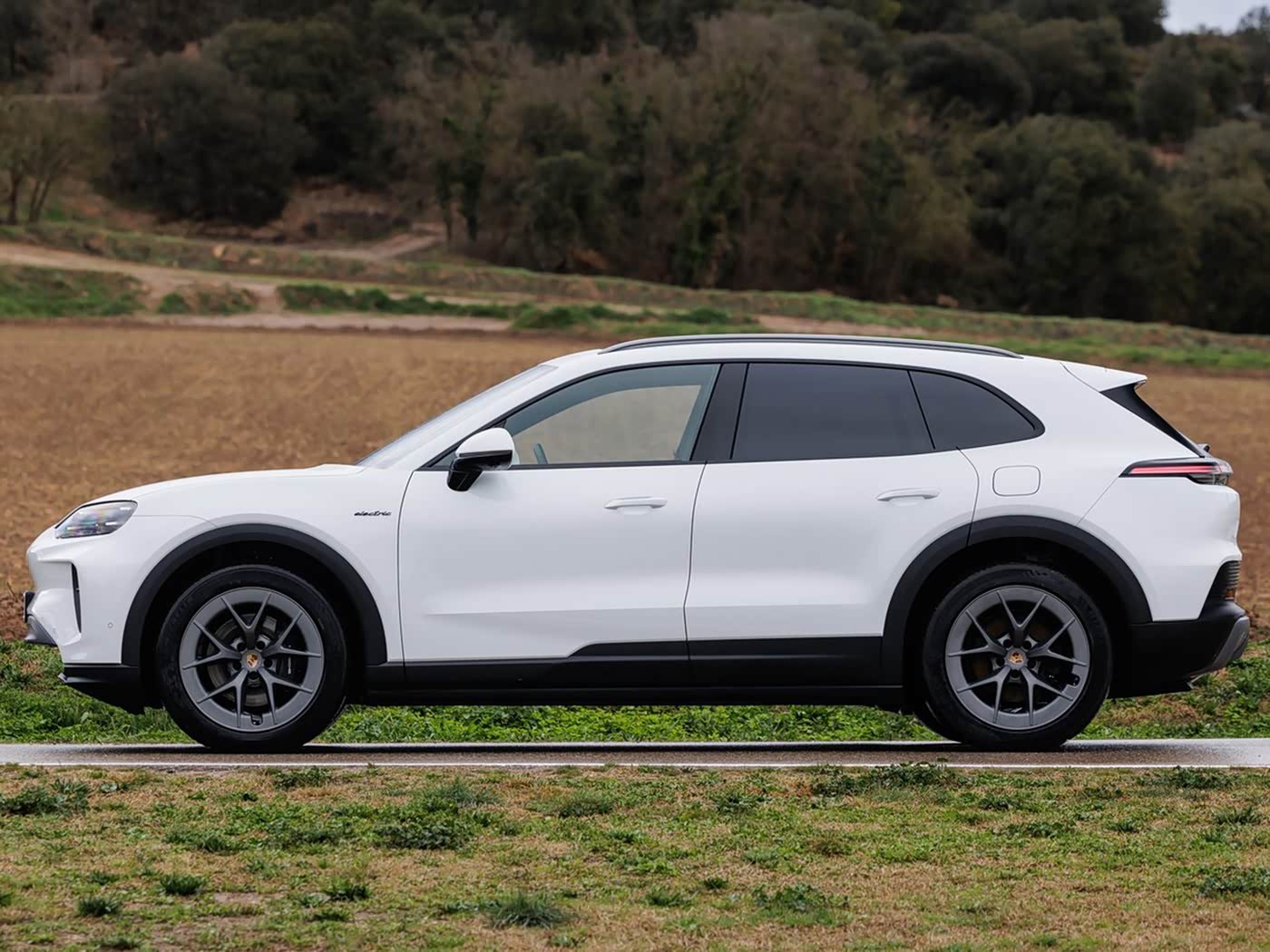 新车 Porsche Cayenne EV，入门版加上越野套件，前杠是内收的，底