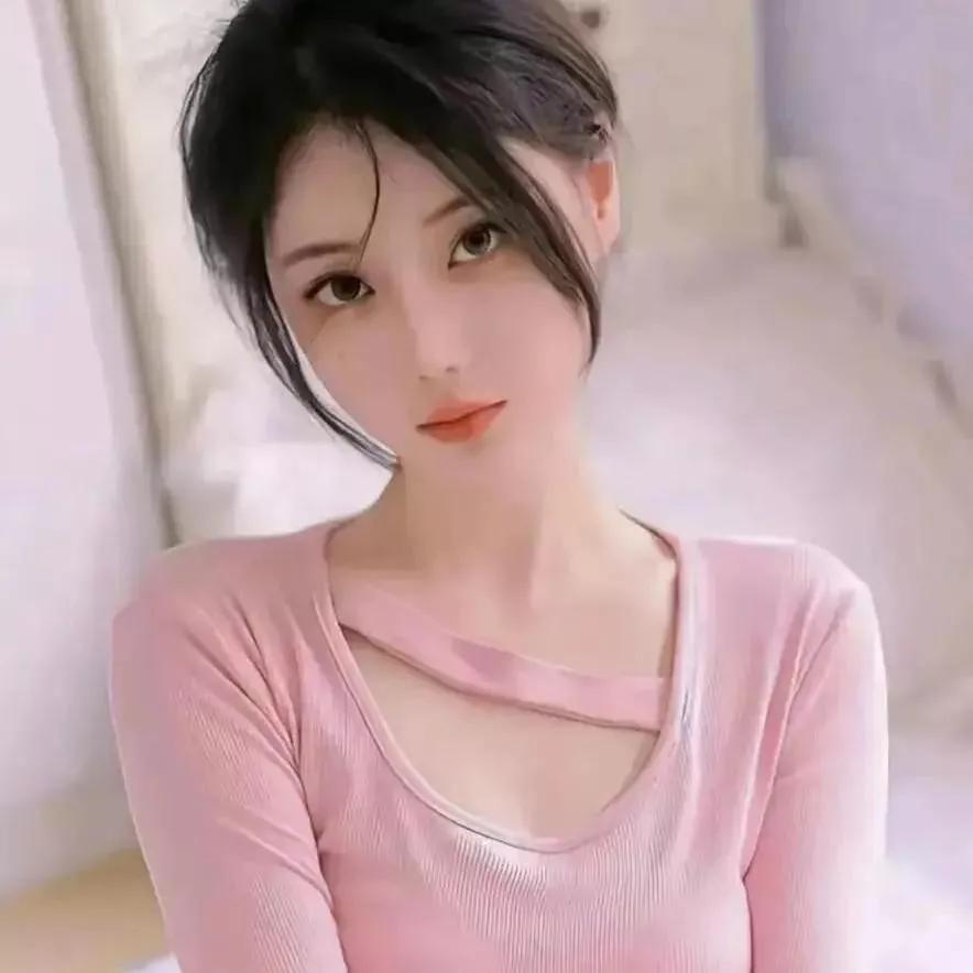 温柔甜美的少女，粉色上衣，精致妆容，散发迷人气息。嫩粉色系穿搭 温柔粉色穿搭 粉
