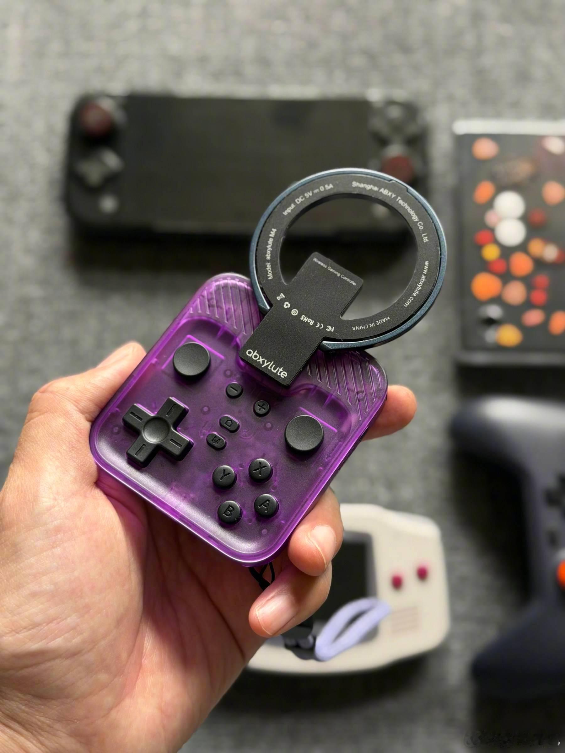 尾巴生活最近搞了个游戏手柄，以前老是用手戳屏幕太不讲究，玩游戏还是用物理按键爽！