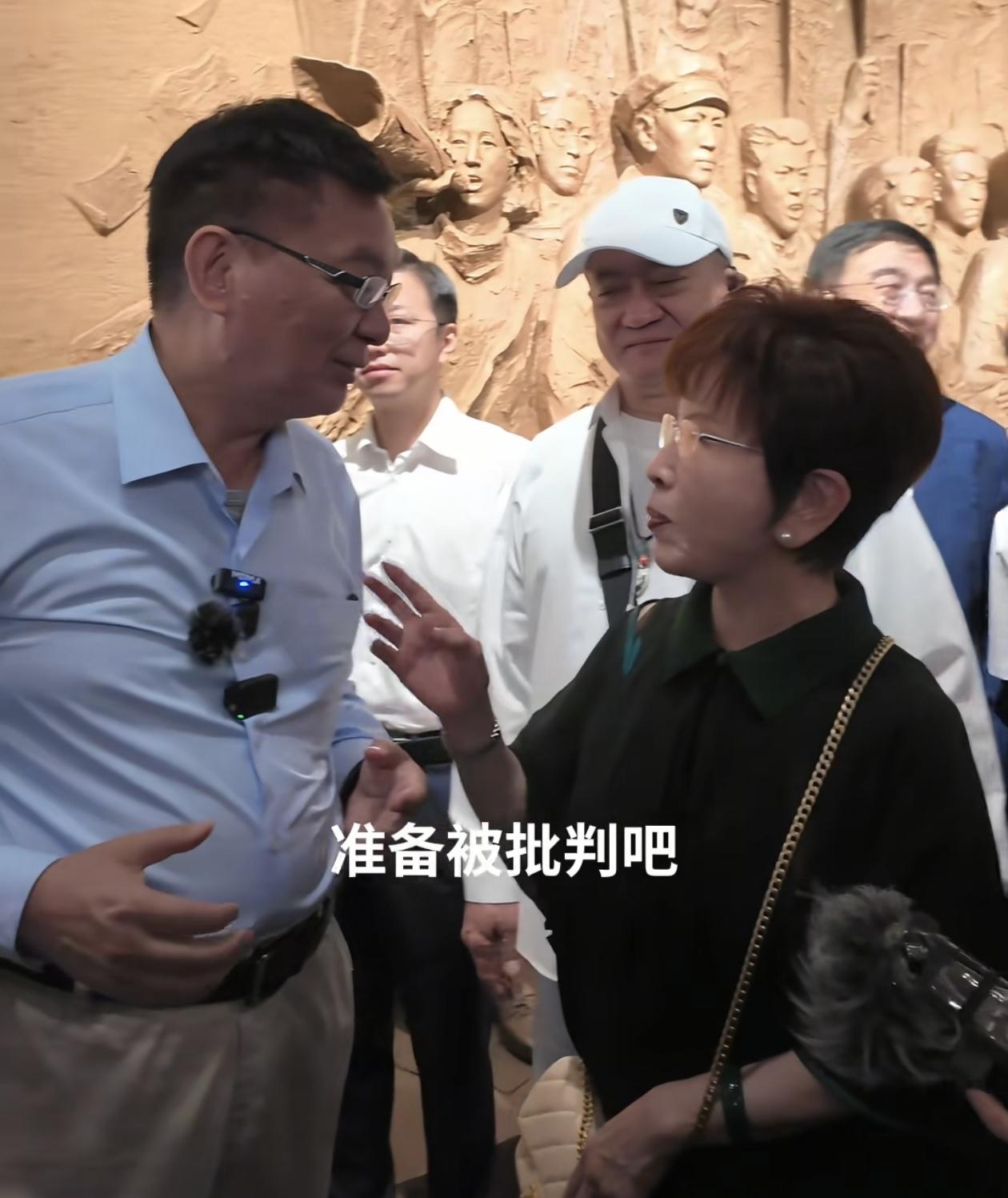 柱柱姐太可爱了，她在北京与同样出席九三阅兵的苑正举教授相遇，苑教授看到洪秀柱十分