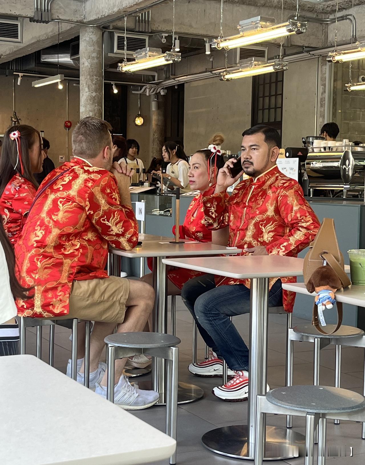 2026年的春节，中国街头的老外浓度可谓前所未有，从哈尔滨的冰雪大世界到成都的宽