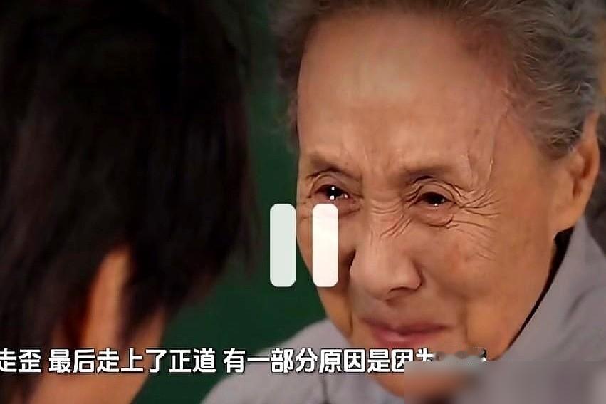 小海出狱，第一件事就是冲到理发店，推子贴着头皮嗡嗡地响，黑色的发茬混着汗往下掉。