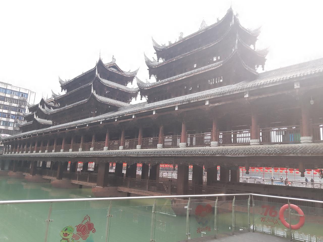 出租屋里住着两位租客，
一位是收废品的，
一位是卖水品的。
收废品的当天收来当天