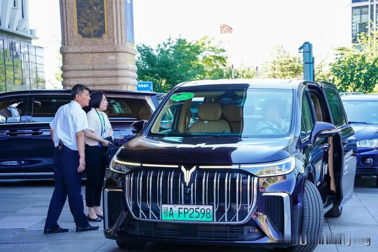 在2024年夏季达沃斯论坛的热闹现场，你绝对会被那些穿梭在会场和嘉宾驻地间的新能