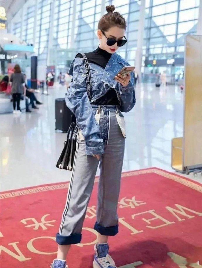 戚薇这是早上起太早穿错裤子了，还是为了追求时尚特意反着穿的啊？ 