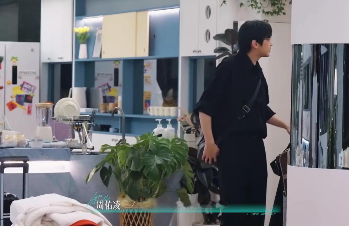 《半熟恋人》加更版周佑凌与丹琪互动又炸了，网友这次直接被气到集体喊“快跑”。
加