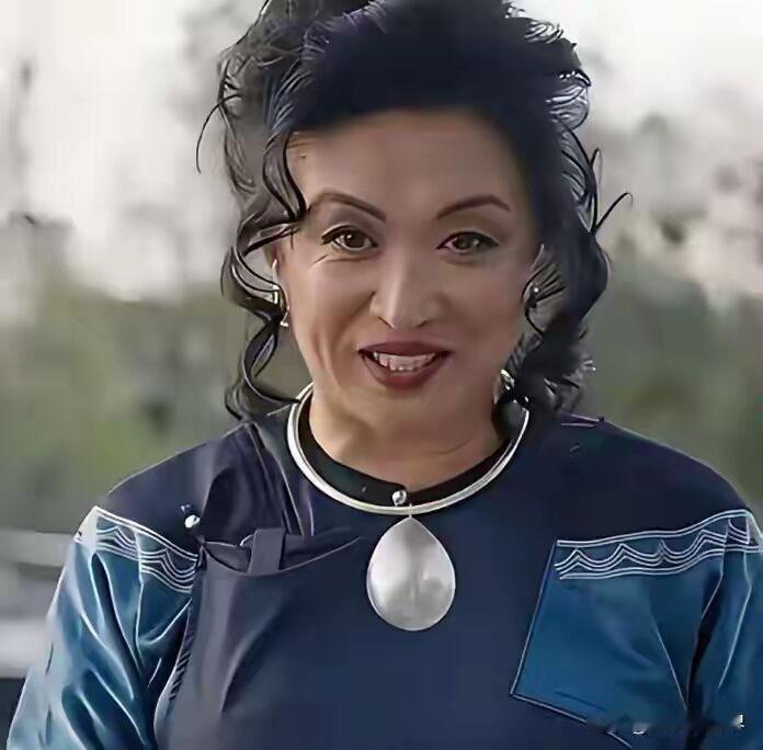 在网上看到的一幅照片，不知道是什么剧里面的一个什么角色，好像是西游记中白骨精变幻
