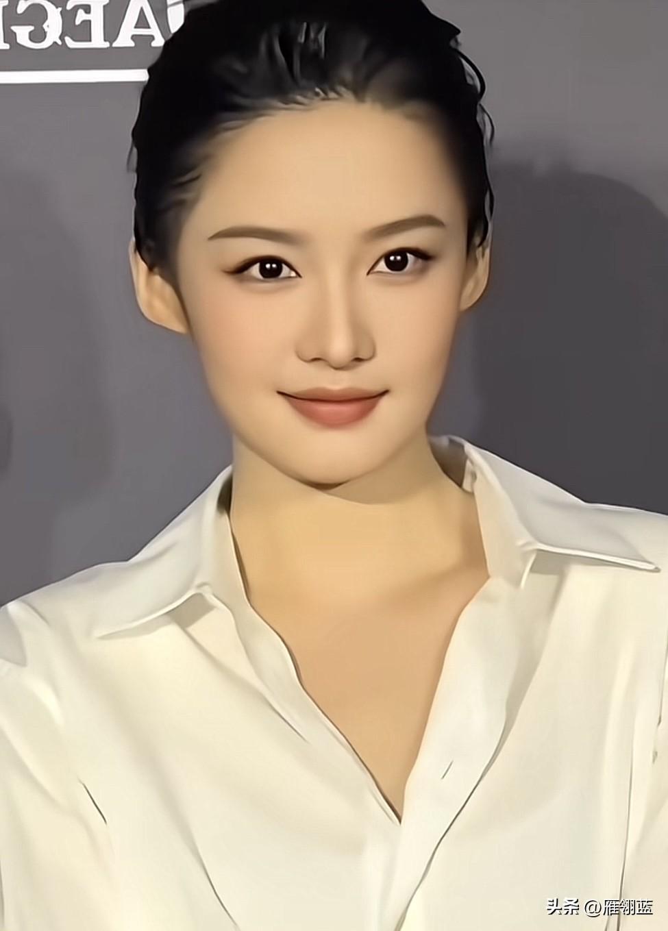 发现美女演员李沁就像变了一个人！

刚才突然看到中国电影女演员李沁的新视频，猛地