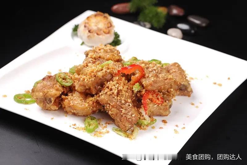 超爱油炸排骨！给大家分享我的蒜香炸排骨做法。准备500g猪排骨、2勺蒜末、2勺生