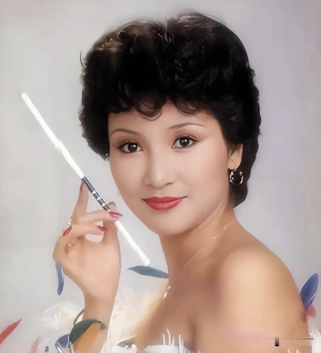 狄波拉，谢霆锋的母亲。
1973年，22岁的她摘得港姐桂冠，继而拿下亚洲选美奖项