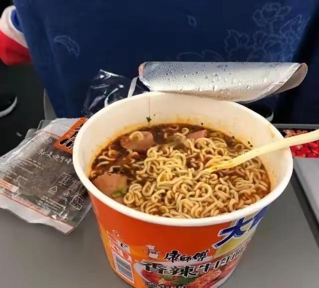 12306回应高铁不要食用方便面提醒可是泡面不是只有在高铁和火车上吃才香的么？你