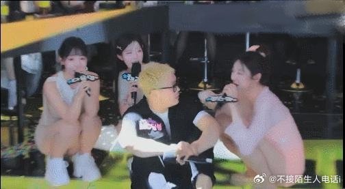 韩国男主持回应当众殴打女主持这位男主持只因女搭档依照节目台本提起酒驾前科，就在直